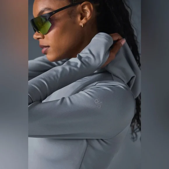 ALO YOGA | ✨NEW✨ Warm Airlift Hooded Runner in Steel Grey - Picture 2 of 4